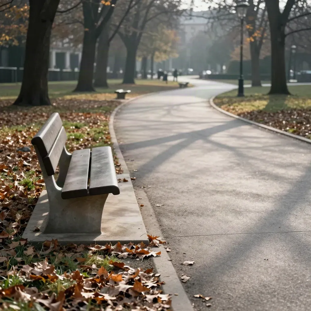 Sentiero di parco a Torino con panchina vuota e curve del percorso tra foglie autunnali